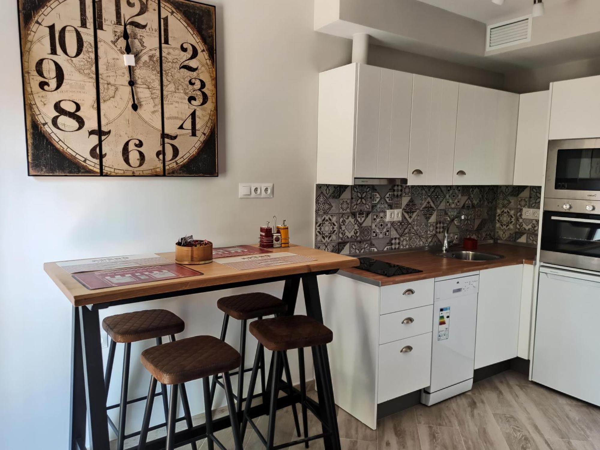 Barcelo 21, Parking On Request, Atico With Terrace & Studio With Patio, Center, Quite Neighborhood, Bc